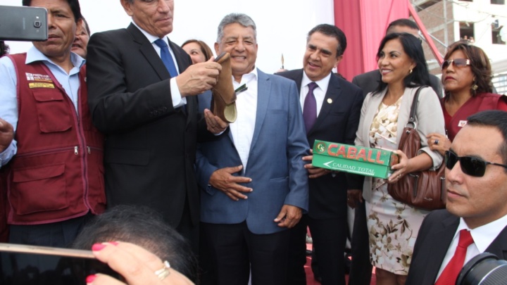 VÍCTOR REBAZA ENTREGÓ UN PAR DE CALZADO A MARTÍN VIZCARRA COMO PRODUCTO EMBLEMÁTICO DE EL PORVENIR.