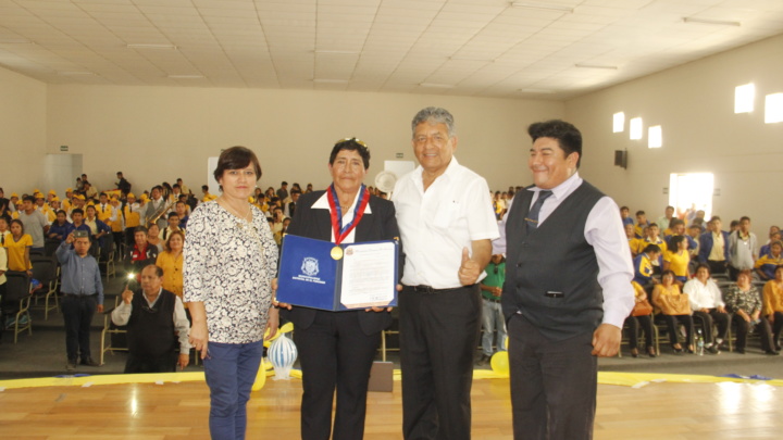 MUNICIPALIDAD RINDEN HOMENAJE A PROFESORA QUE CUMPLIÓ 30 AÑOS AL SERVICIO DE LA EDUCACIÓN
