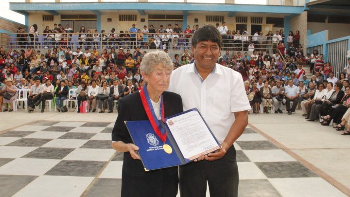 ALCALDES RECONOCEN LABOR SOCIAL Y RELIGIOSA INMACULADA MURPHY EN ALTO TRUJILLO