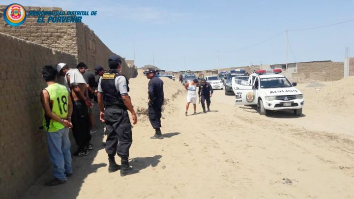 CAPTURAN A 4 PRESUNTOS TRAFICANTES DE TERRENOS.