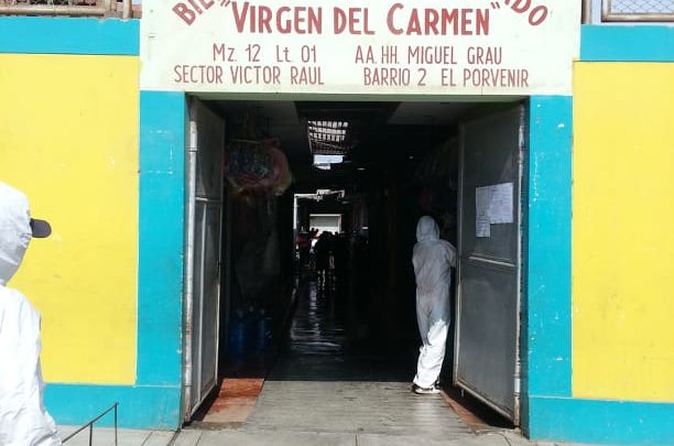 DESINFECTANDO Y LIMPIANDO LOS MERCADOS PARA PREVENIR LA SALUD DE NUESTRA POBLACIÓN