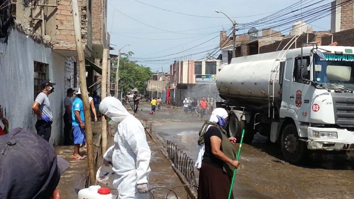 SEGUIMOS CON LA LIMPIEZA Y DESINFECCIÓN DE VÍAS PÚBLICAS, COMISARÍAS Y CENTROS DE SALUD.