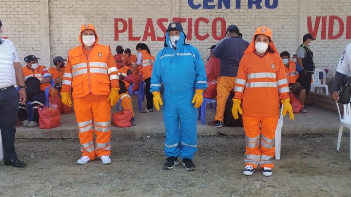 ENTREGAN UNIFORMES A TRABAJADORES DE LIMPIEZA PÚBLICA.