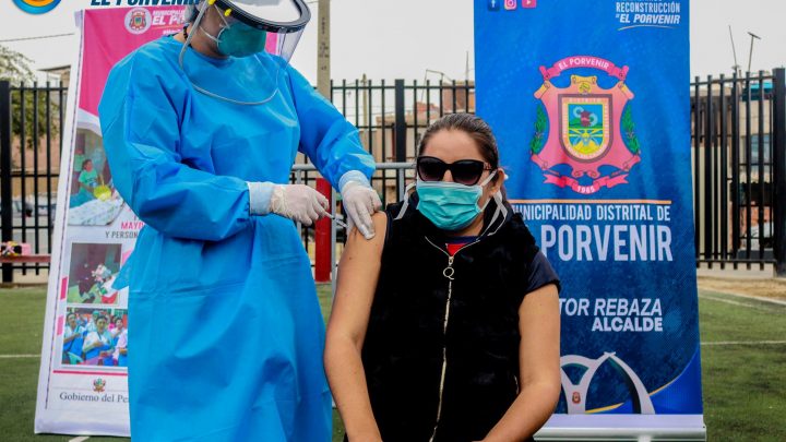 REALIZAN VACUNACIÓN A ACTORES SOCIALES DE RED LOCAL DE SOPORTE AL ADULTO MAYOR Y PERSONA CON DISCAPACIDAD SEVERA / AMACHAY