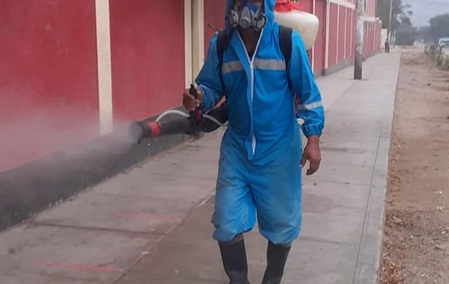 DESINFECCIÓN DE CALLES Y CASAS COMO MEDIDA PARA EVITAR LA PROPAGACIÓN