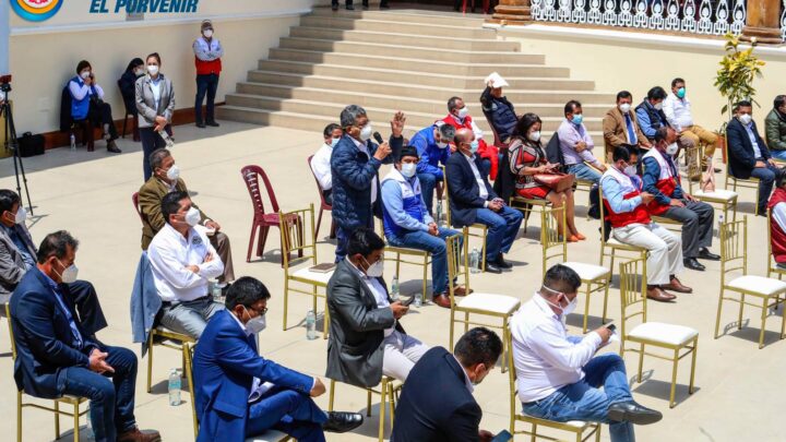 VISITA DEL PREMIER Y MINISTRA DE SALUD | NUESTRO ALCALDE VÍCTOR REBAZA HIZO SOLICITUD DE MANERA ENFÁTICA AL PREMIER Y LA MINISTRA DE SALUD LAS NECESIDADES DE NUESTRO DISTRITO EL PORVENIR.