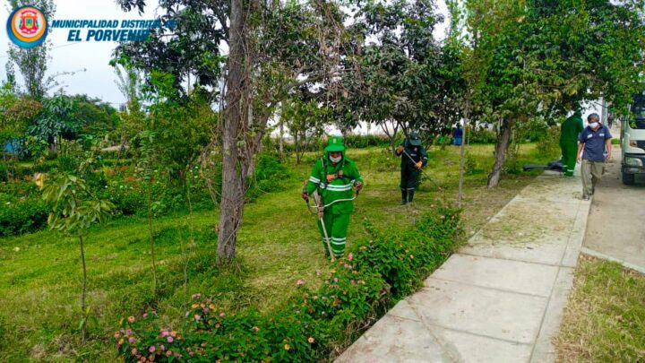 Por un Porvenir más verde | Personal de áreas verdes realizaron la limpieza general del parque Los Laureles.