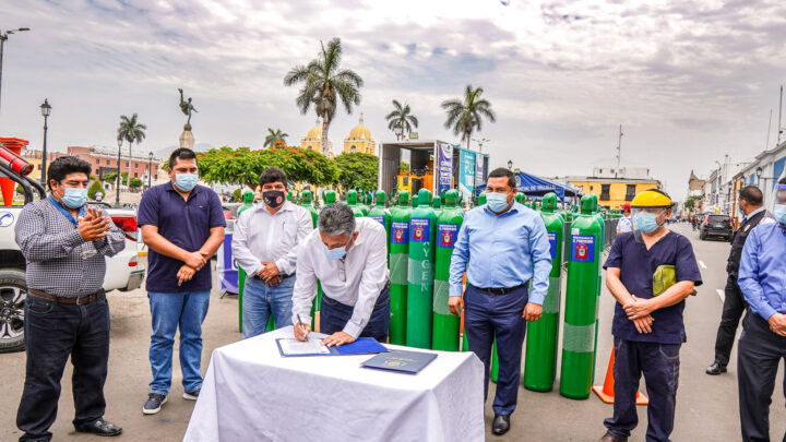 Gestión | Nuestro Alcalde Víctor Rebaza, hizo la entrega de 20 balones de oxigeno implementados con reguladores al Hospital Santa Isabel de nuestro Distrito.