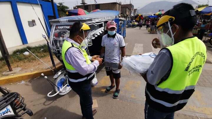 COVI-19 SEGUNDA OLA | MUNICIPALIDAD DE EL PORVENIR ENTREGÓ PROTECTORES FACIALES EN EXTERIORES DEL MERCADO LA VICTORIA.