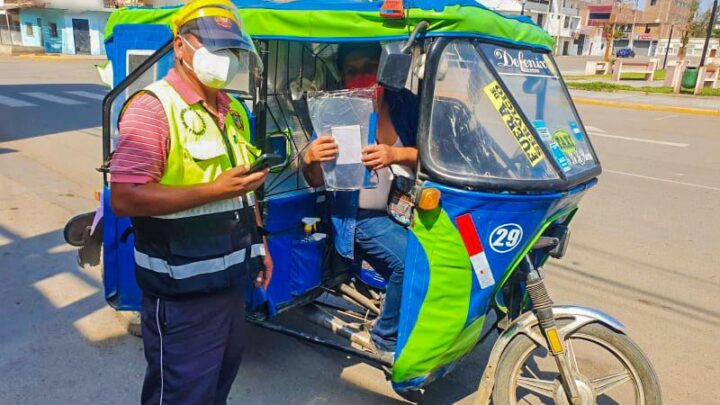 COVI-19 Transportes | Se entregaron protectores faciales en la plaza de Armas Gran Chimú.