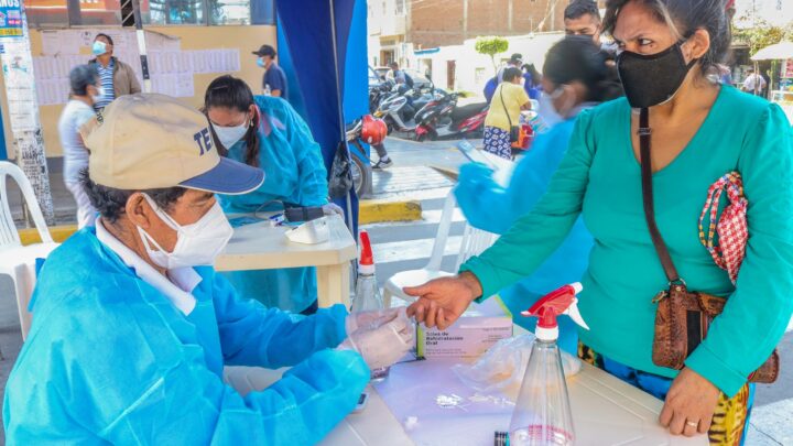 Campaña de Prevención | Continuamos con la campaña de triaje midiendo los niveles de glucosa, presión arterial y saturación.