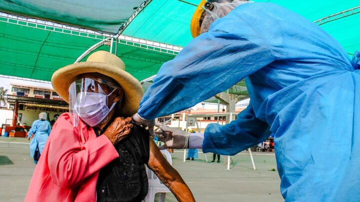 Vacunación COVID-19 | Por segundo día consecutivo continua la jornada de vacunación contra la COVID-19 para adultos mayores de 80 años.
