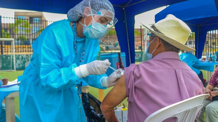 2 Dosis Vacunación COVI-19 | Se inoculo a los adultos mayores del programa Pensión 65 y AMACHAY.