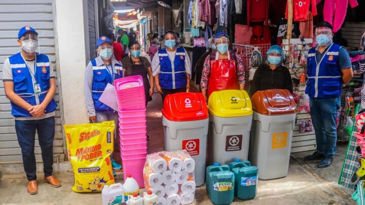 La Municipalidad Distrital de El Porvenir entrego Kits de limpieza y señalización a los Mercados.