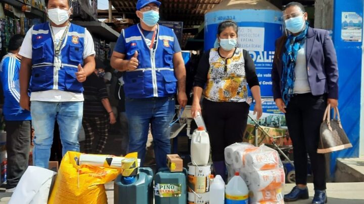 Entrega de Kit de limpieza y señalización al Mercado La Victoria.