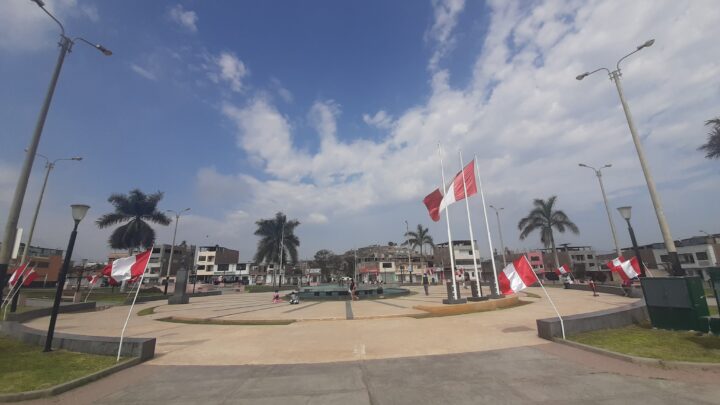 Actividad Bicentenario | Embanderamiento de la Plaza de Armas Gran Chimú.