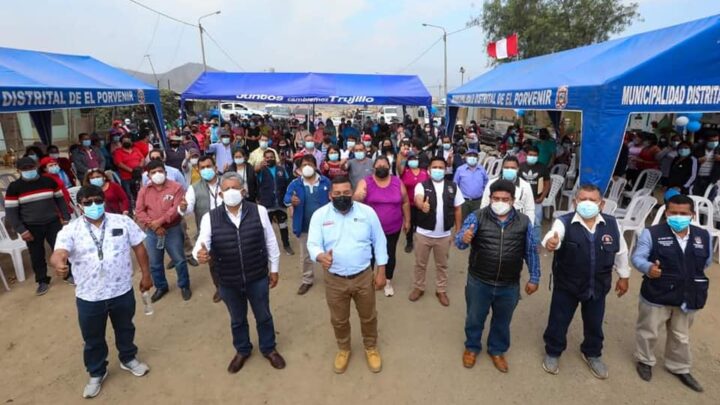 Gestión | Reunión con pobladores de Alto Trujillo para dar a conocer el desarrollo del trabajo de saneamiento físico y legal de sus viviendas.