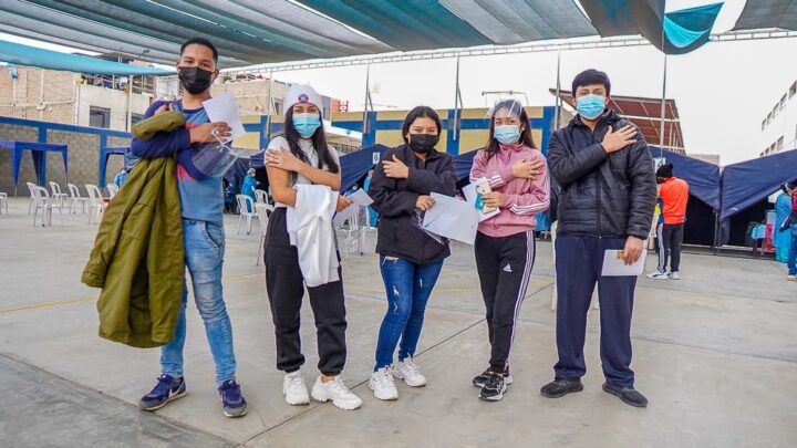 Más ciudadanos de 18 años a más ponen el hombro y se vacunaron contra la covid19 en nuestro distrito.