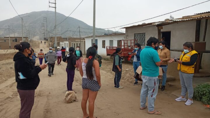 Gerencia de Desarrollo Social | Entrega de mascarillas a pobladores de Alto Trujillo como medida de prevención ante el COVID-19.