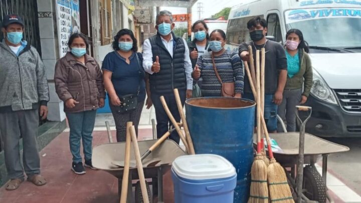 Nuestro Alcalde Víctor Rebaza hizo la entrega de 100 Kits  a los comités ecológicos ambientales..