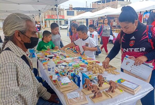 FERIA LA LIBERTAD EMPRENDE EL PORVENIR SE REALIZA EN NUESTRA PLAZA MAYOR.