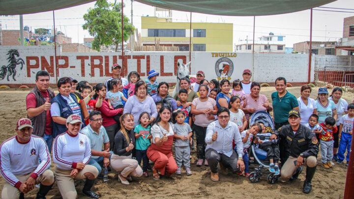 OMAPED El Porvenir | Visita de socialización con equinos de la Policía.